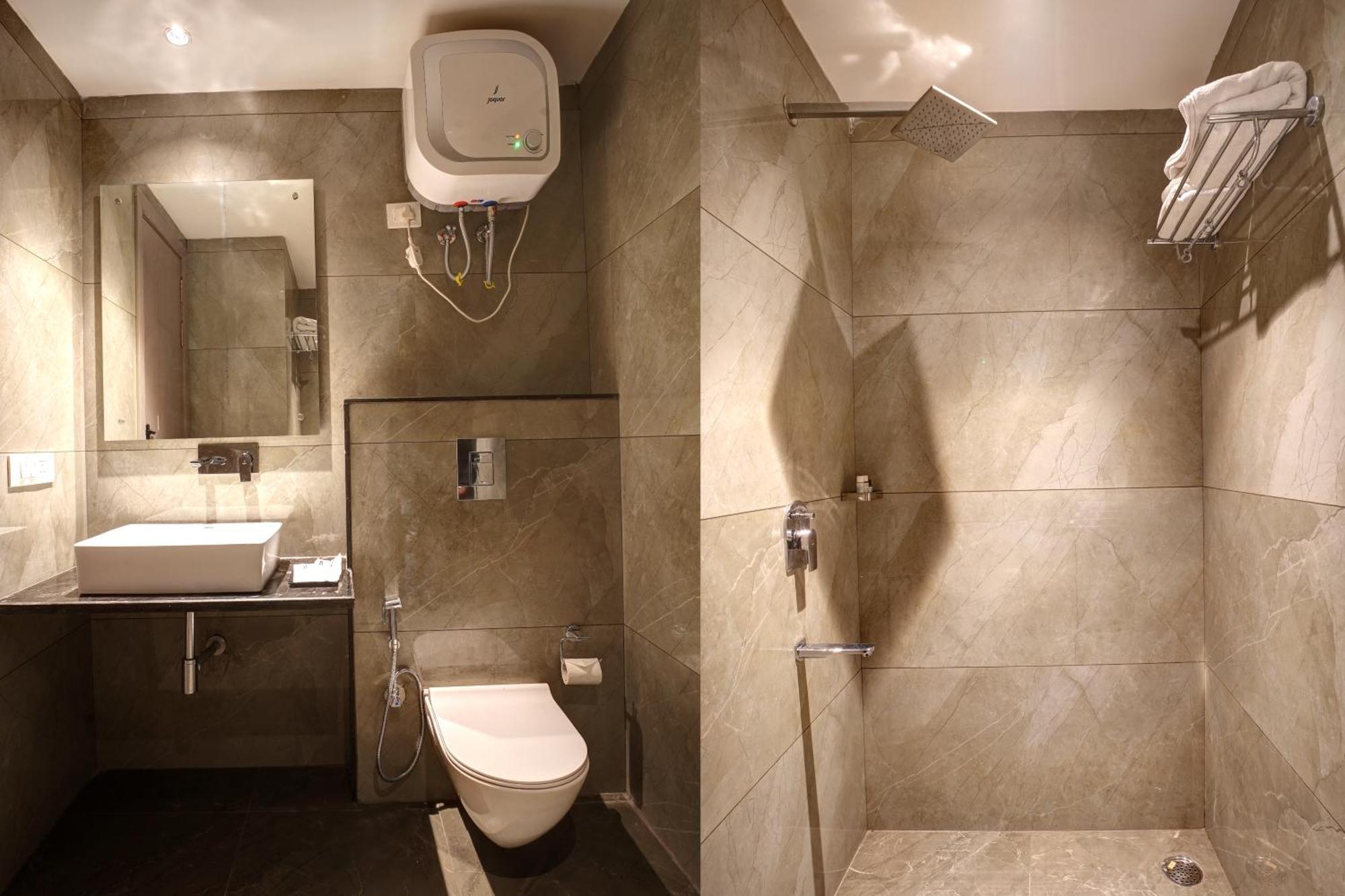 Iva Premium Delhi Airport With Airport Drop Hotel New Delhi Exterior foto